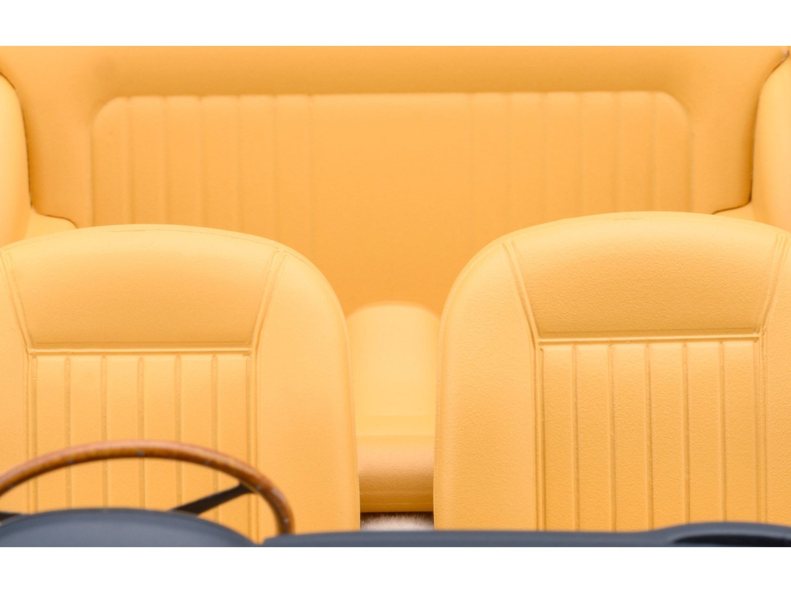 Aston Martin DB5 RHD (Right Hand Drive) British Racing Green 1/18 Model Car by Autoart - Image 2