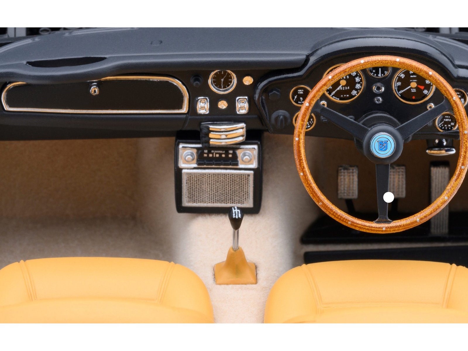 Aston Martin DB5 RHD (Right Hand Drive) British Racing Green 1/18 Model Car by Autoart - Image 3