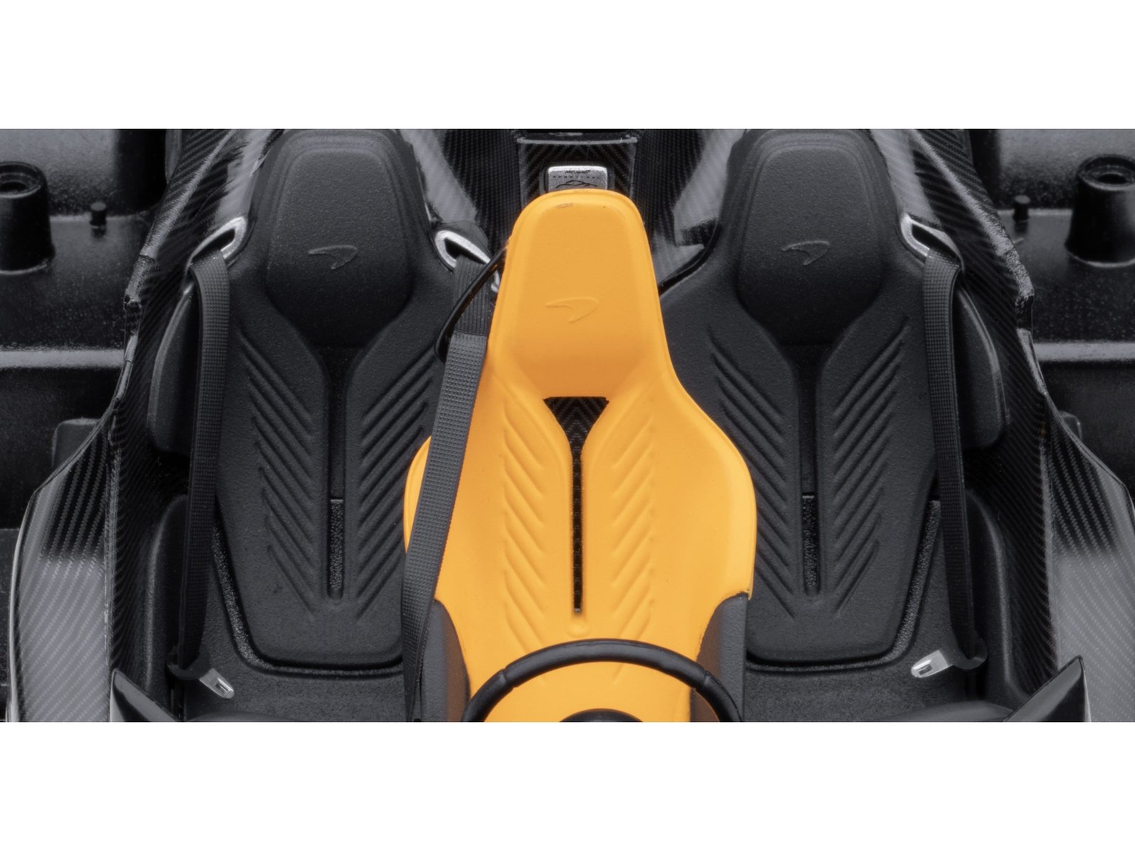 McLaren Speedtail Supernova Silver Metallic with Black Top and Suitcase Accessories 1/18 Model Car by Autoart - Image 2